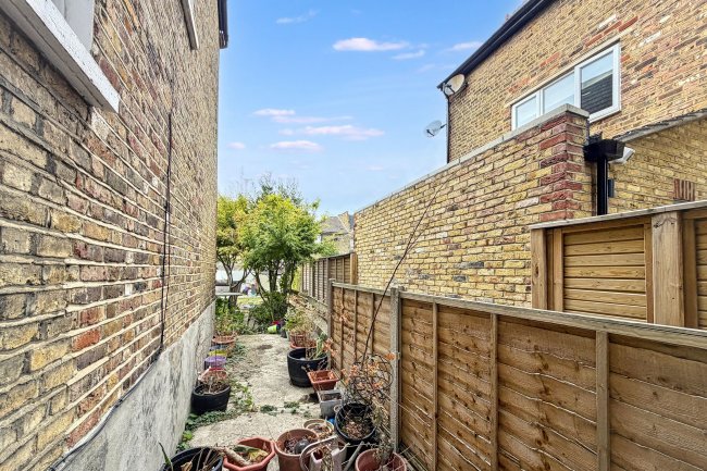 Flat 1, 43 Laitwood Road, Balham, London SW12 9QN 10
