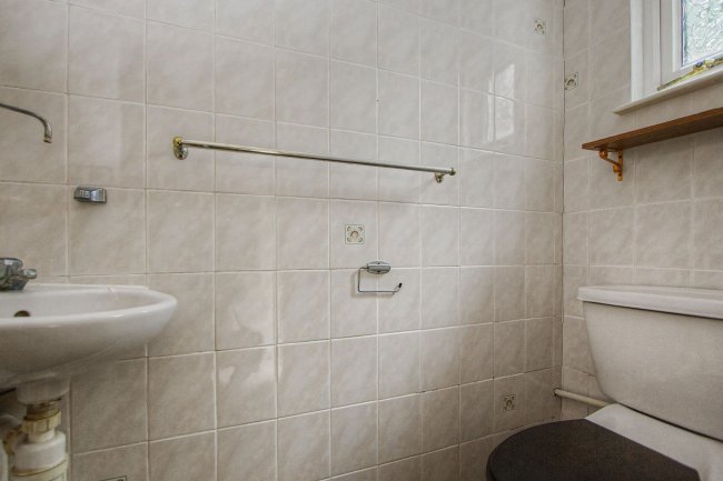 42 Antoneys Close, Pinner, Middlesex HA5 3LP 6