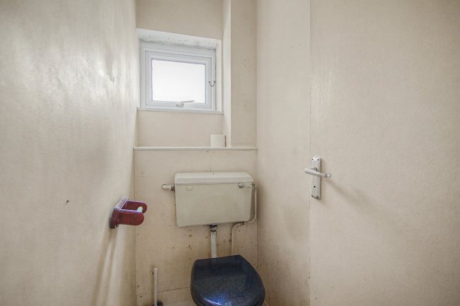 42 Antoneys Close, Pinner, Middlesex HA5 3LP 6