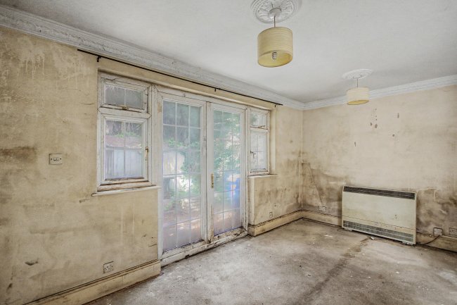 42 Antoneys Close, Pinner, Middlesex HA5 3LP 6