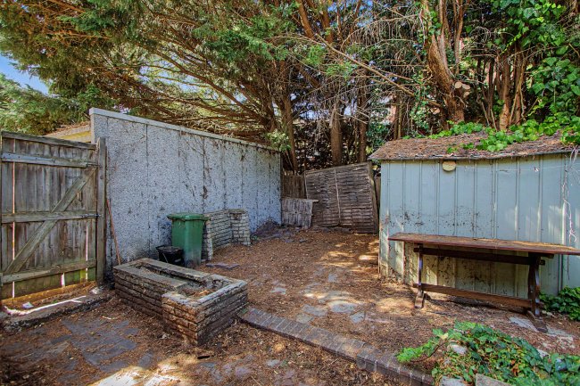 42 Antoneys Close, Pinner, Middlesex HA5 3LP 6