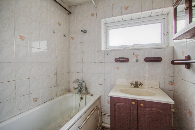 42 Antoneys Close, Pinner, Middlesex HA5 3LP 6
