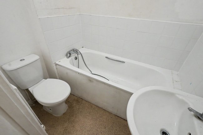 Flat B, 23 Eastwood Road, Ilford, IG3 8UP 9