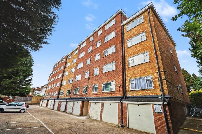 28 Barnes Court, Durham Avenue, Woodford Green, IG8 7NJ 8