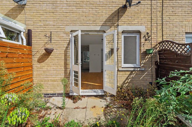 31 Rossendale Way, Camden, London, NW1 0XB 1