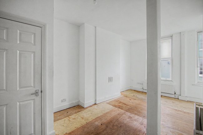 Flat 1, 386 High Street Rochester, Rochester, Kent, ME1 1DJ 1