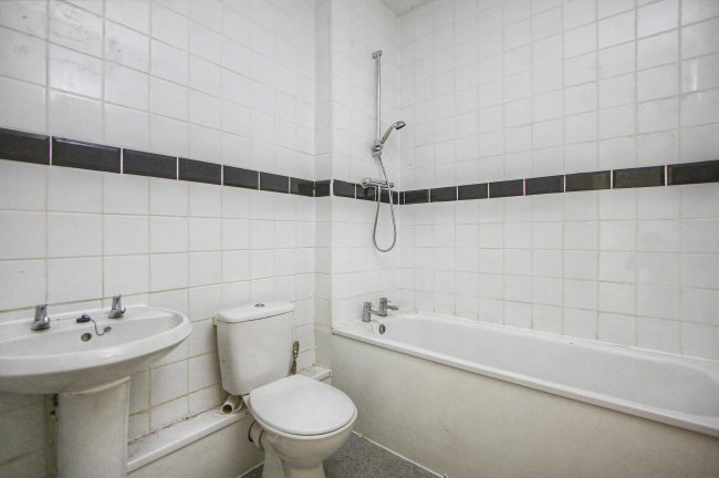 Flat 1, 386 High Street Rochester, Rochester, Kent, ME1 1DJ 1