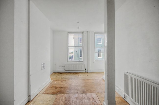 Flat 1, 386 High Street Rochester, Rochester, Kent, ME1 1DJ 1