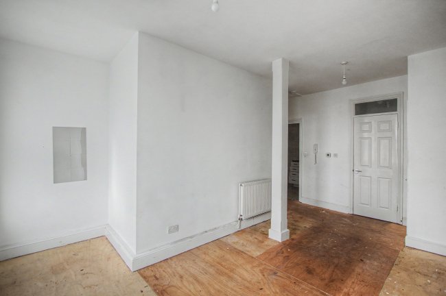 Flat 1, 386 High Street Rochester, Rochester, Kent, ME1 1DJ 1