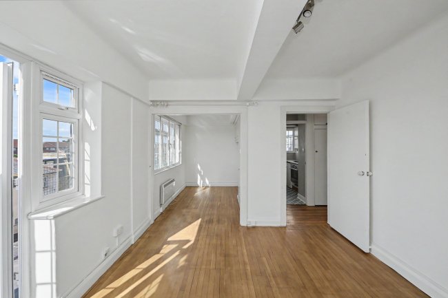 30 Seaforth Lodge, 62-66A Barnes High Street, London, SW13 9LE 6