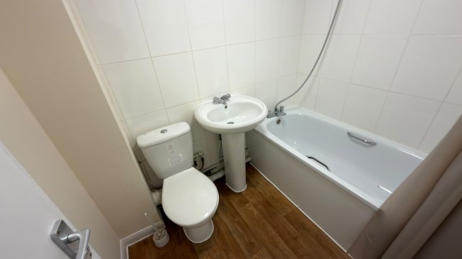 Flat B, 28 Hibernia Road, Hounslow, Middlesex, TW3 3RY 5