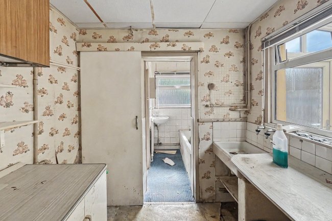 19 Park Road, Caterham CR3 5TB 4