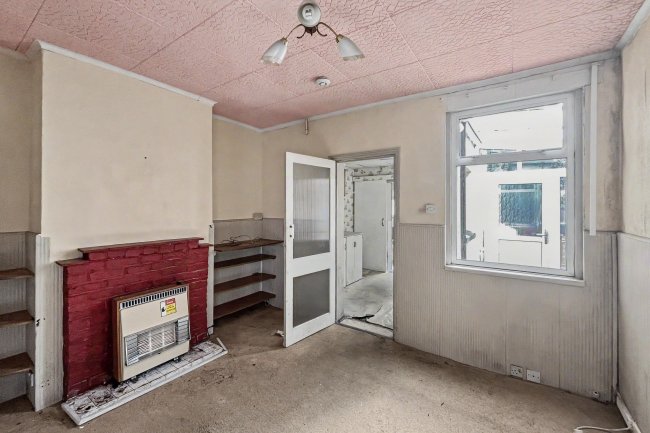 19 Park Road, Caterham CR3 5TB 4
