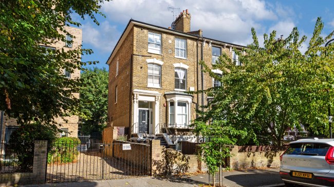 Flat C, 32 Navarino Road, Hackney, London  E8 1AD 32