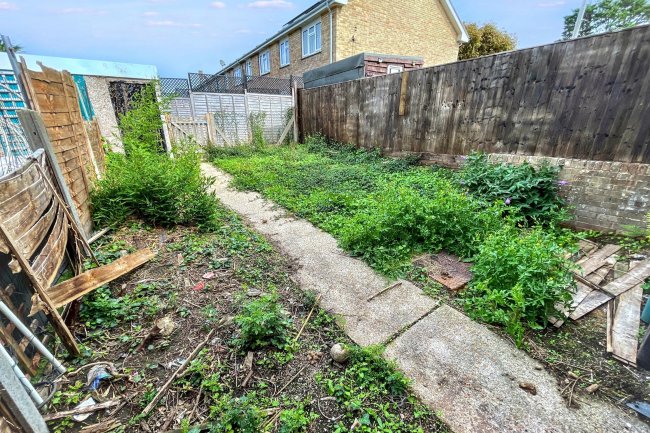 74 Solent Gardens, Freshwater, Isle of Wight, PO40 9PW 1