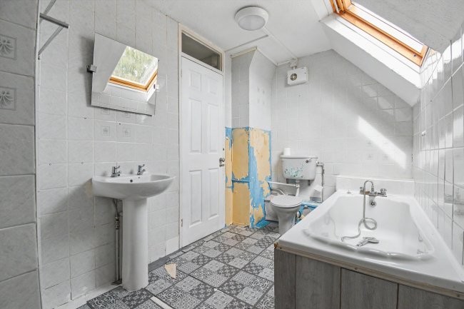 21 Heriot Road, Chertsey, KT16 9BU 1