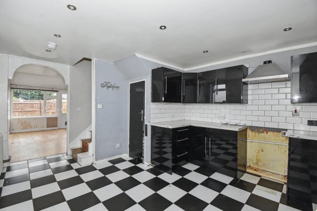21 Heriot Road, Chertsey, KT16 9BU 1