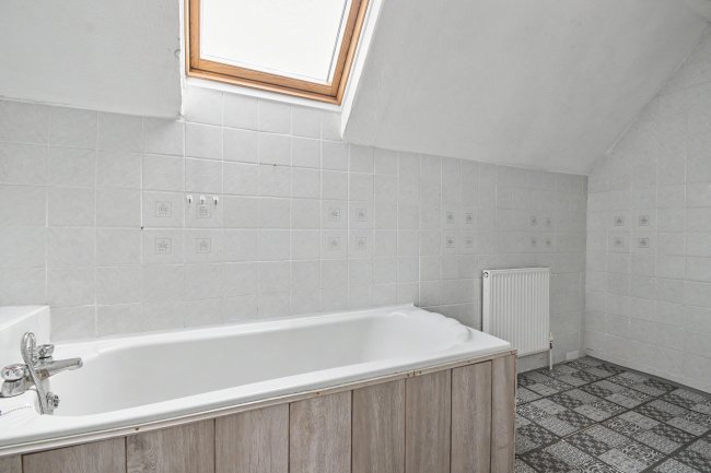 21 Heriot Road, Chertsey, KT16 9BU 1