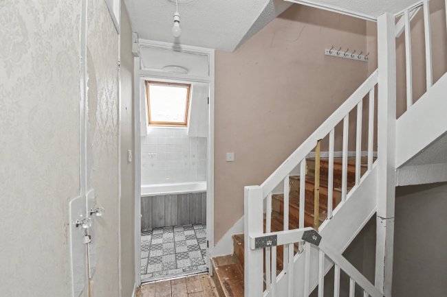 21 Heriot Road, Chertsey, KT16 9BU 1