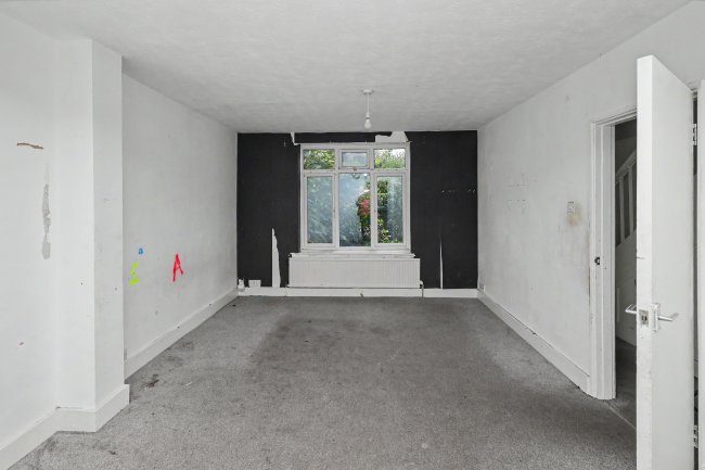 82 Dryfield Road, Edgware, London, HA8 9JU 33