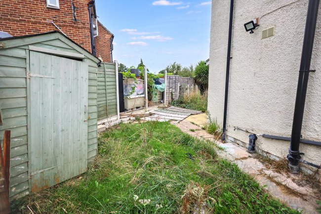 82 Dryfield Road, Edgware, London, HA8 9JU 33