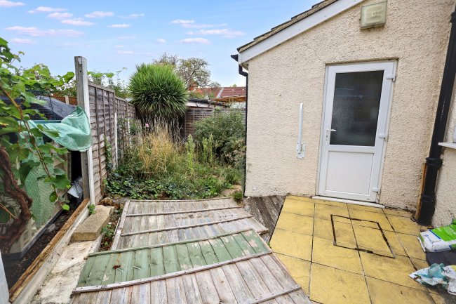 82 Dryfield Road, Edgware, London, HA8 9JU 33