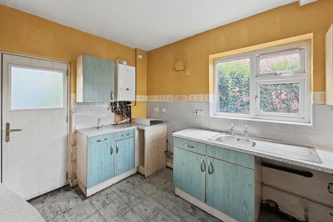 12 Derbyshire Avenue, Stretford, Manchester M32 9LR 6