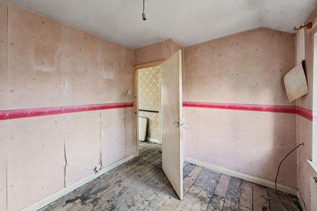 12 Derbyshire Avenue, Stretford, Manchester M32 9LR 6
