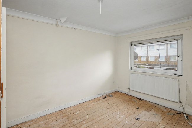 92 William Morley Close, London E6 1QZ 4