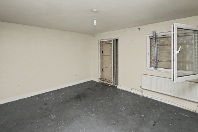 92 William Morley Close, London E6 1QZ 4