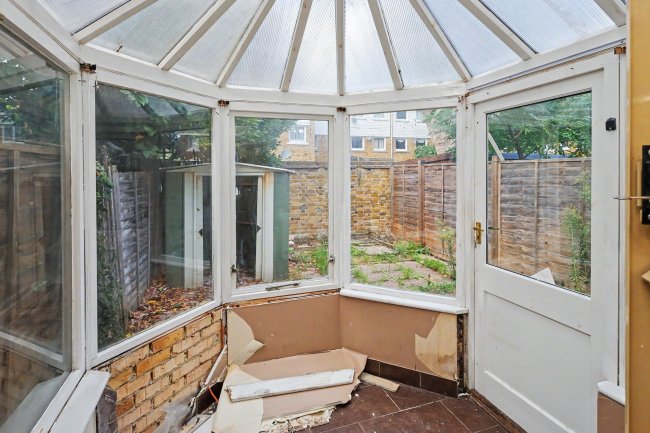 92 William Morley Close, London E6 1QZ 4
