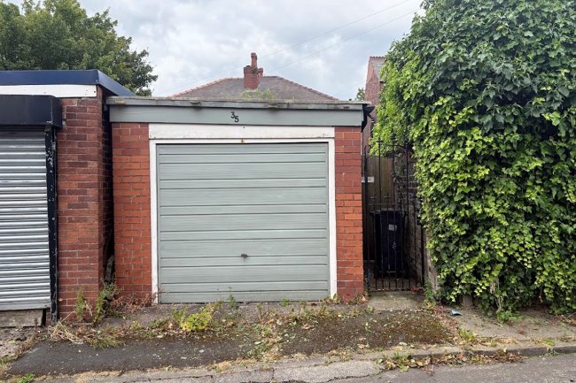 35 Darley Grove, Farnworth, Bolton, Lancashire BL4 7RZ 2