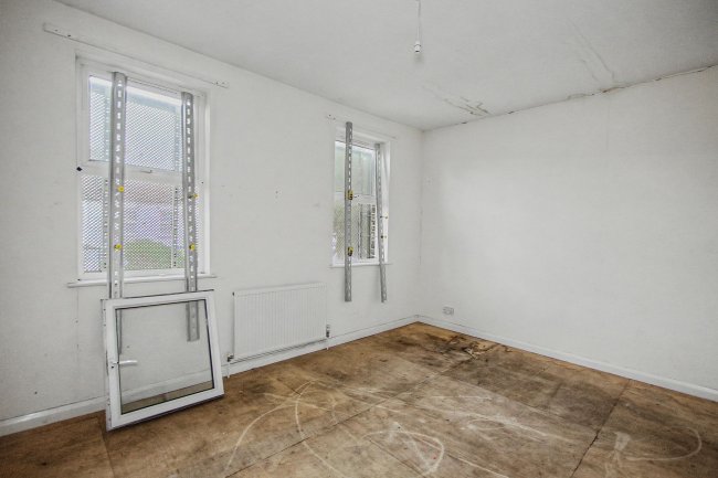 175 Cann Hall Road, London E11 3NJ 10