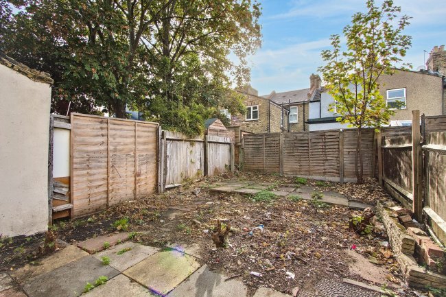 175 Cann Hall Road, London E11 3NJ 10