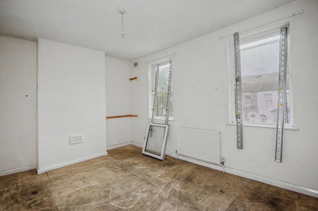175 Cann Hall Road, London E11 3NJ 10