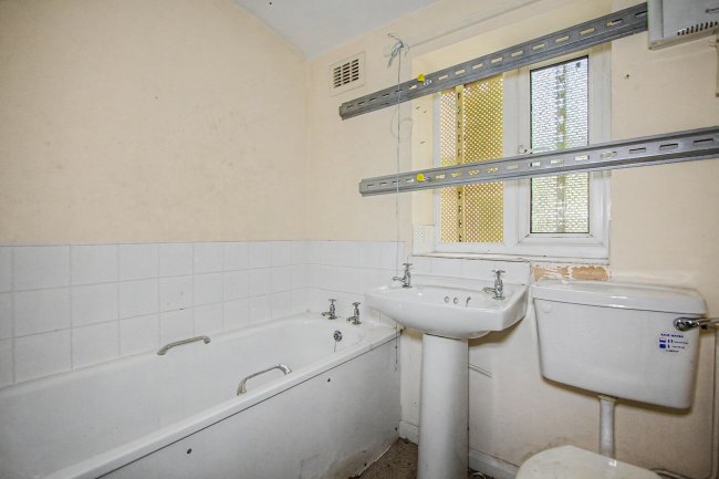 175 Cann Hall Road, London E11 3NJ 10