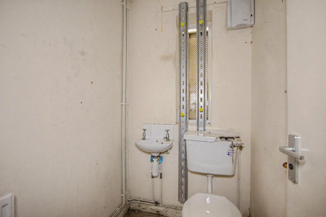 175 Cann Hall Road, London E11 3NJ 10