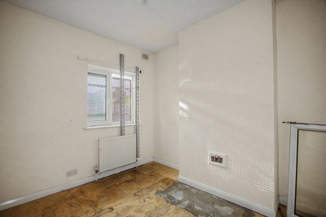 175 Cann Hall Road, London E11 3NJ 10