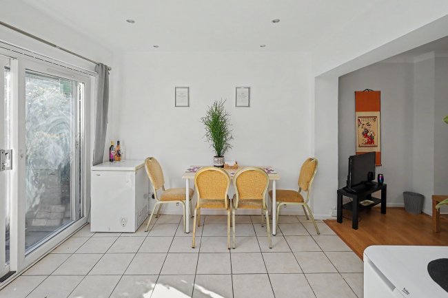 17 Elmscroft Gardens, Potters Bar, Hertfordshire EN6 2JP 5