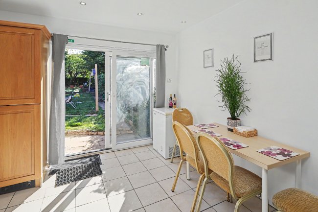 17 Elmscroft Gardens, Potters Bar, Hertfordshire EN6 2JP 5
