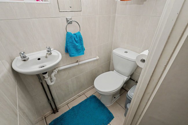 17 Elmscroft Gardens, Potters Bar, Hertfordshire EN6 2JP 5