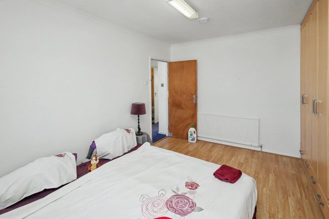 17 Elmscroft Gardens, Potters Bar, Hertfordshire EN6 2JP 5