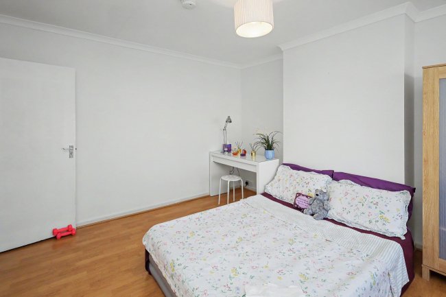 17 Elmscroft Gardens, Potters Bar, Hertfordshire EN6 2JP 5