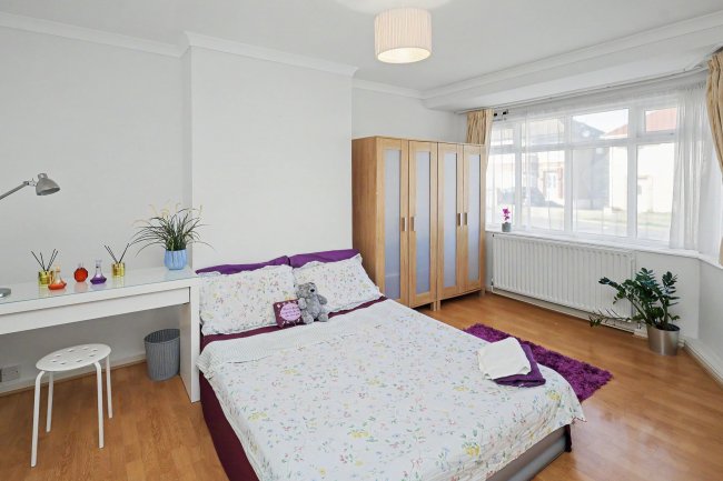 17 Elmscroft Gardens, Potters Bar, Hertfordshire EN6 2JP 5
