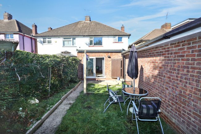 17 Elmscroft Gardens, Potters Bar, Hertfordshire EN6 2JP 5
