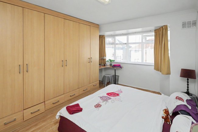 17 Elmscroft Gardens, Potters Bar, Hertfordshire EN6 2JP 5