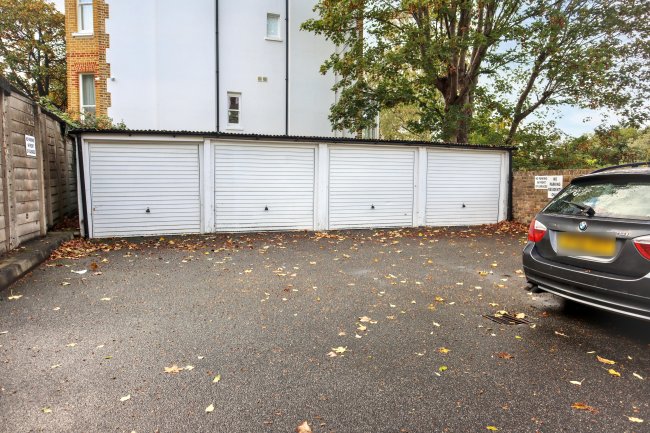 Flat 4, 101 Church Road, Richmond, Surrey, TW10 6LU 9