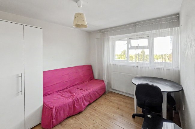 46 Frensham Drive, New Addington, Croydon, CR0 0QY 4