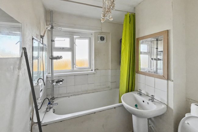46 Frensham Drive, New Addington, Croydon, CR0 0QY 4