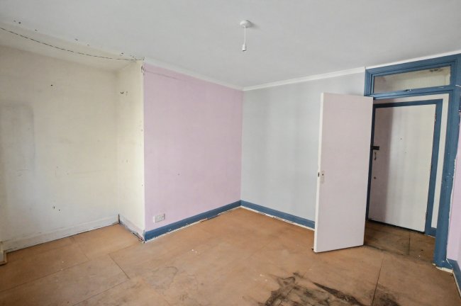 21C Emanuel Avenue, London W3 6JQ 3